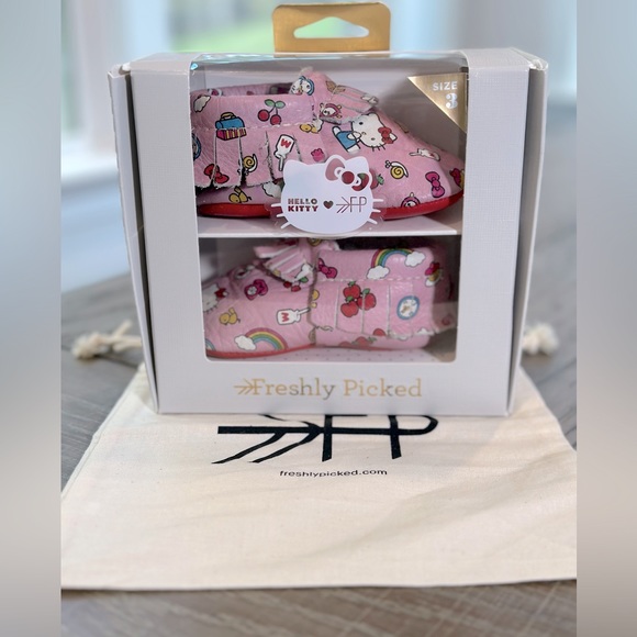 *RARE* Freshly Picked Fringed Soft Soles, “Hello, City!” Hello Kitty w/Box - Picture 4 of 6